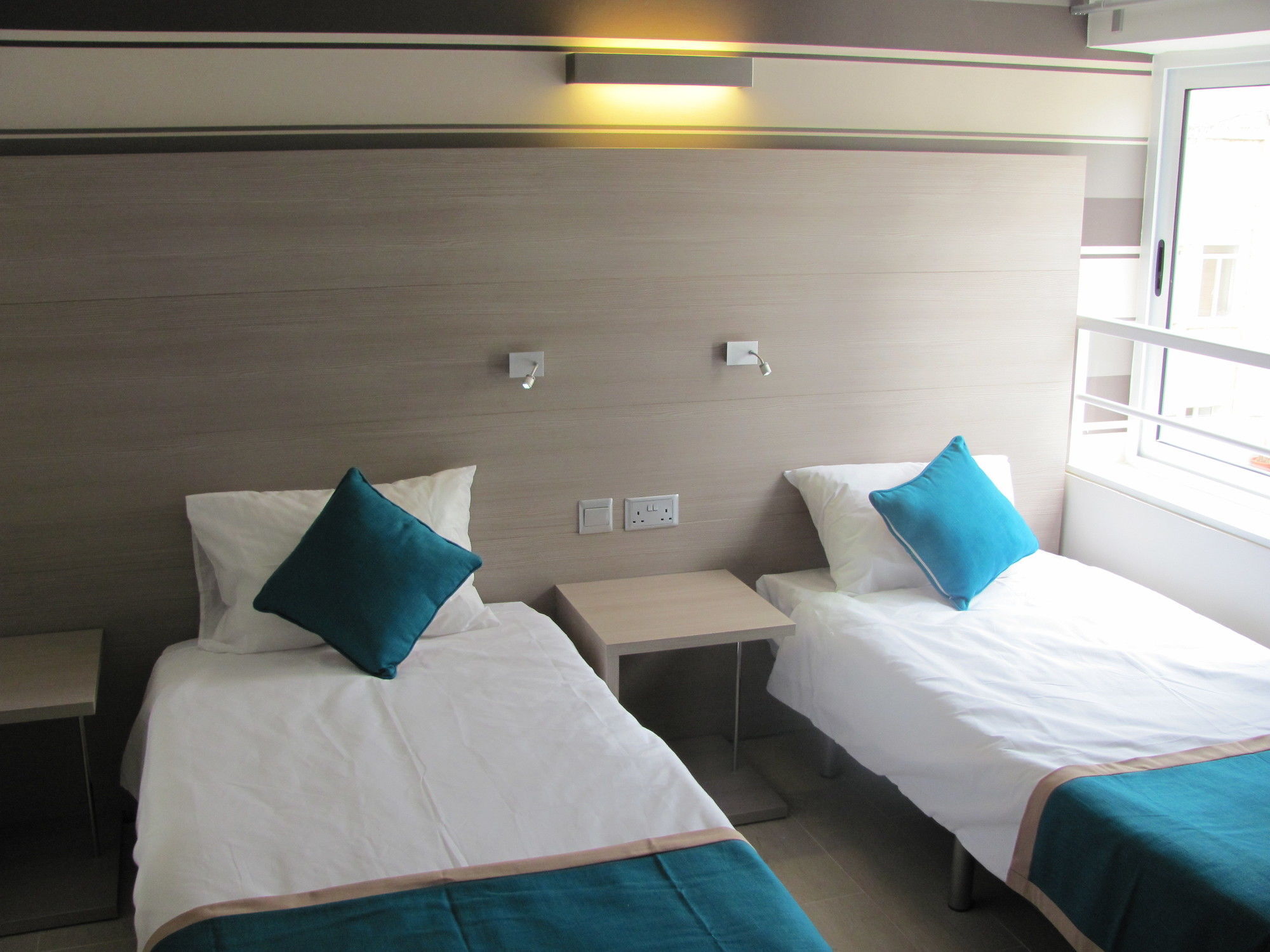 Day's And Hotel